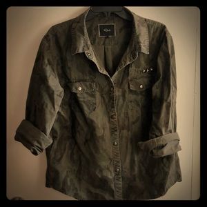 Camo snap button long sleeve top